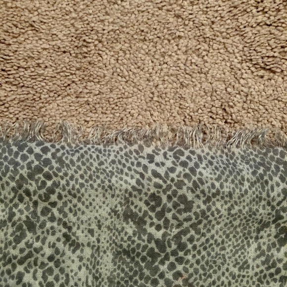 🧣Calvin Klein Scarf 🧣 - Picture 5 of 6